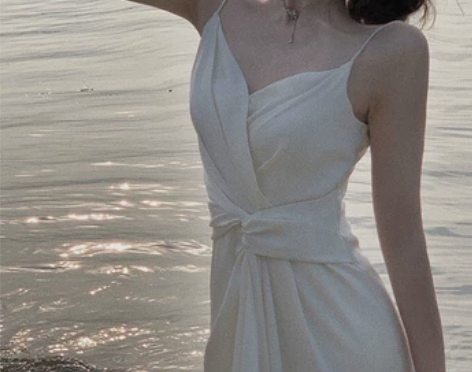 法式高级感丝绸缎面吊带连衣裙女夏港风修身显...