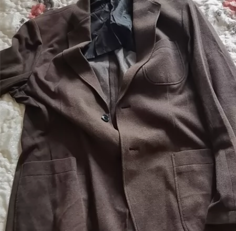 优衣库西服，二手物品非假不退。 感兴趣的话...