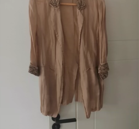 麻料西服  八成新 感兴趣的话点“我想要”...