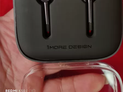 万魔耳机中国好声音定制版。音质不要多说懂的...