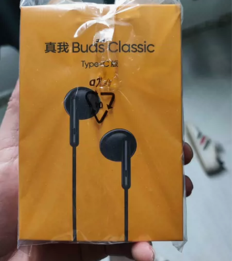 买手机送的耳机。都拆开看了下，但是从没有使...