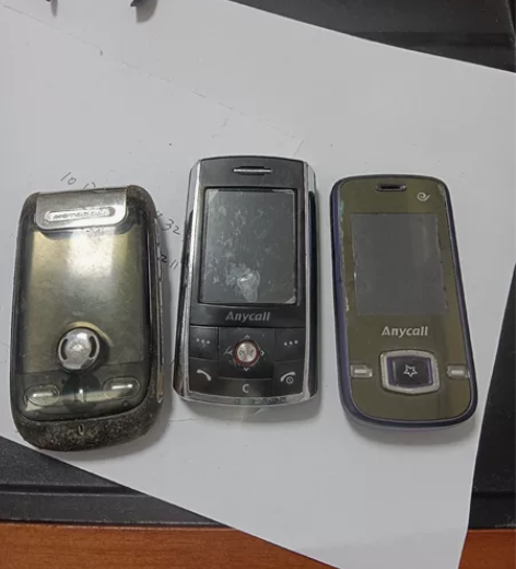 怀旧手机，摩托罗拉，三星，两个带电池一个不...