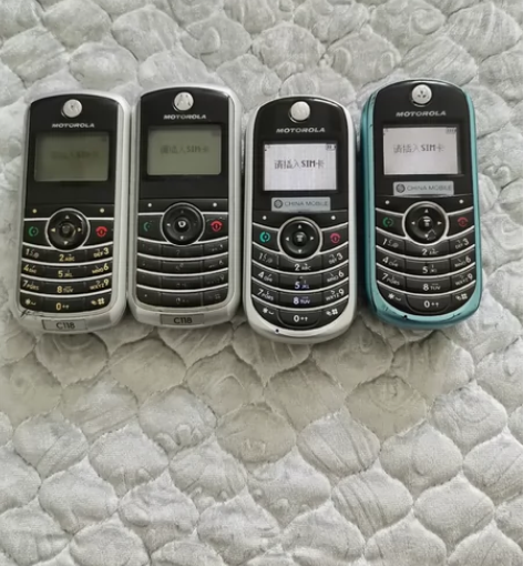 四部摩托罗拉功能都好使，电池齐全，没有充电...