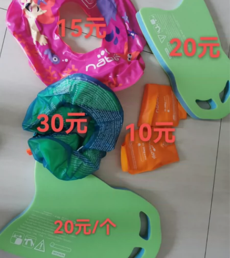 迪卡侬夏日游泳装备两套，详见图片 感兴趣的...