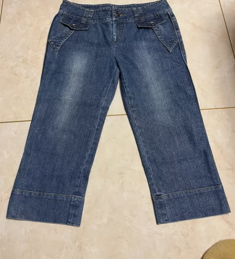 女士牛仔短裤，店内购买，不退换 感兴趣的话...