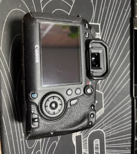 佳能Eos 6D,战斗成色,屏幕有不明显的...