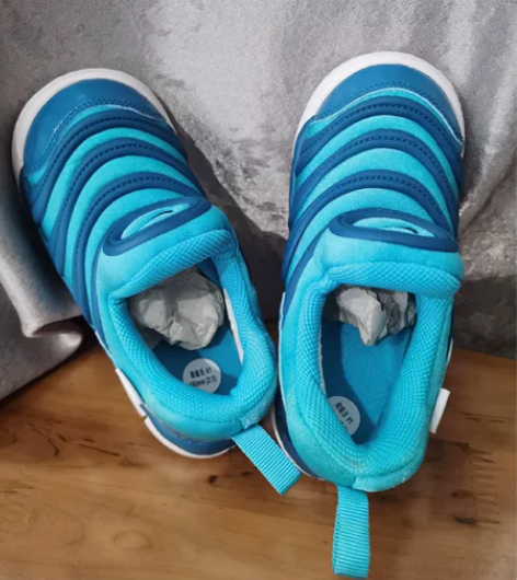 耐克毛毛虫鞋，专卖店购买，全新，适合4～5...