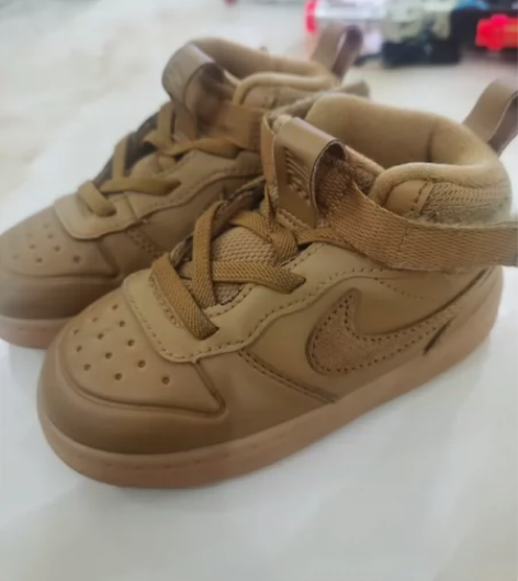 nike高帮免系鞋带运动鞋，8成新轻微正常...