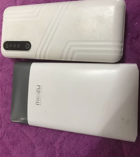 充电宝 标价是两个的直拍，包邮 都是100...