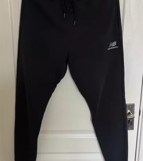 新百伦黑色运动男裤，有褪色无破损。 感兴趣...
