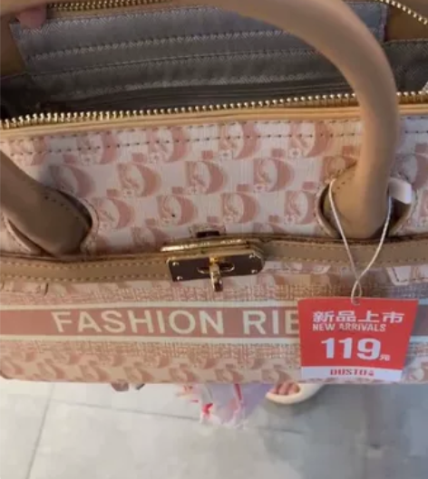 大东买的包包 吊牌拆了，但是没背过，可手提...