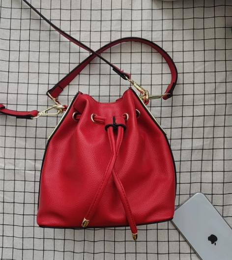 草莓地大红色水桶包斜挎包婚包 没背过，九五...