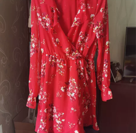 拉夏贝尔大红色碎花雪纺裙，很好看，很女人。...