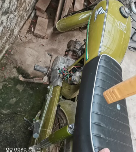 闲置军绿色老嘉陵仔70C摩托车,经典复古改...