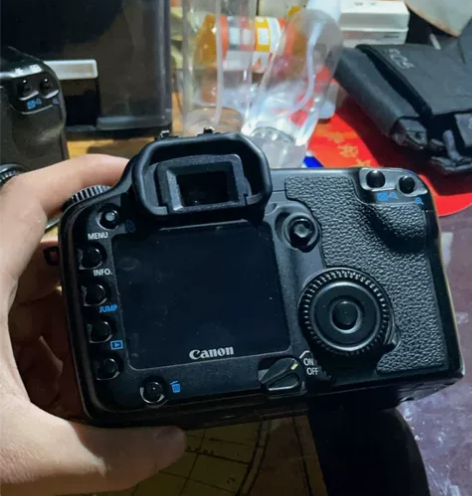 佳能EOS 30D，有原装电池，附送一个肩...