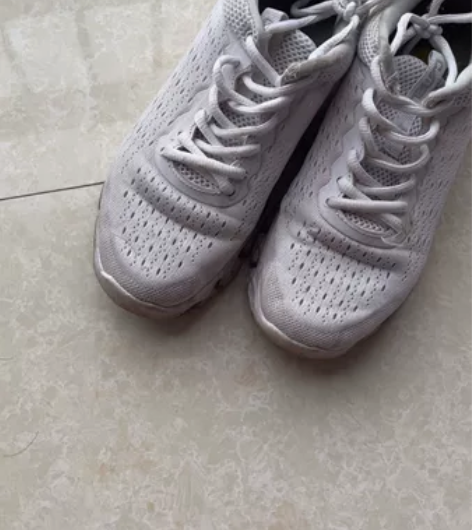 白色骆驼轻便包鞋。之前买来跑步穿的。非常轻...