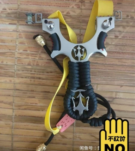 闲置一把全新扁皮筋弹弓,没空玩便宜包邮处理...