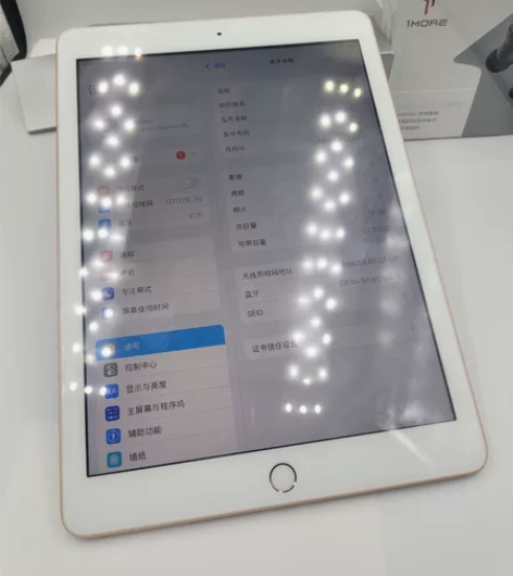 ipad2018-32g正面成色新，背面打...