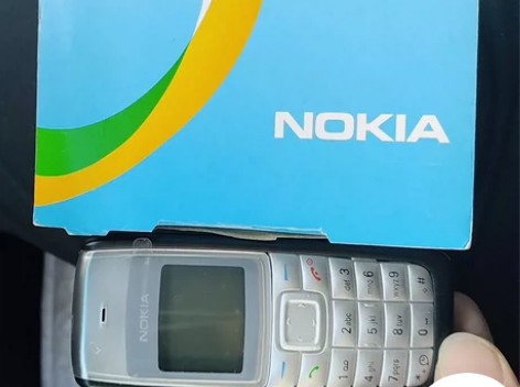 买盲盒中的移动版直板手机诺基亚1110i一...