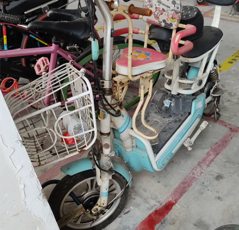 出一台铃电动车，蓝白色，车把和轮毂为铝合金...