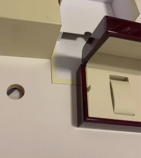 浪琴手表盒说明书一本。当初买的是三个小表盘...