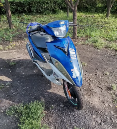 飞鹰rsz踏板车，万虎排气 加大马达前轮胎...