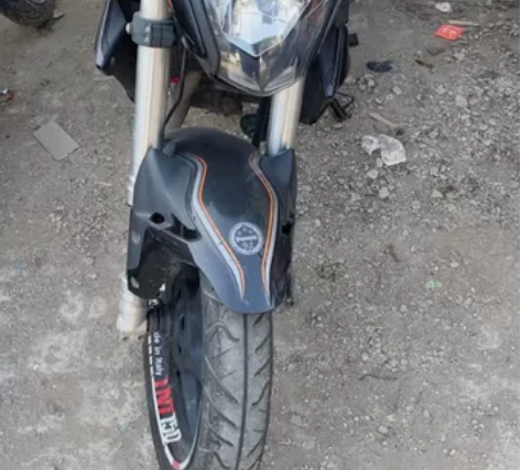 贝纳利红宝龙TNT150化油器版本 低油耗...