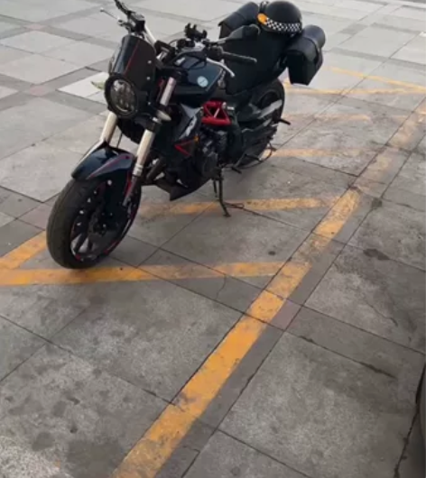 出贝纳利黄龙300，双缸300cc  蒙K...