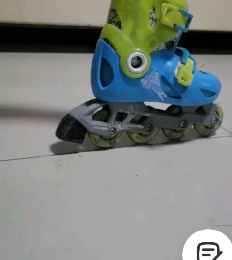 迪卡侬轮滑鞋30-32可穿，可调节有意者联...