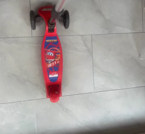 超级飞侠滑板车，3个轮子都会闪光，娃有了新...