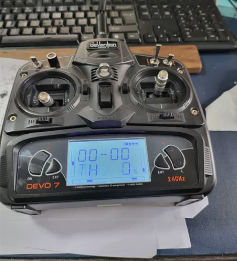 华科尔DEVO7遥控器 实拍 测试通电显示...