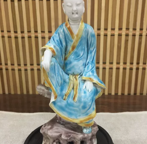 明代石湾窑素三彩罗汉像，开脸祥和，坐姿端庄...