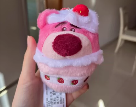 迪士尼正版草莓熊 草莓熊挂件香香的草莓味～...