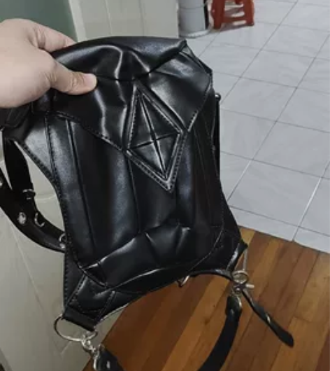 摩托车骑士腿包。皮质的，质量还不错，可以放...