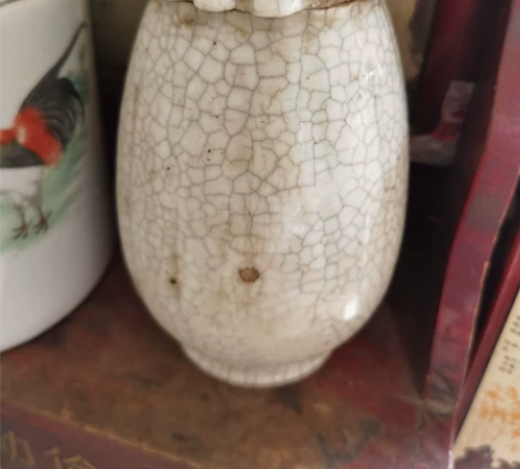 清代哥窑开片瓷瓶。锯口，有磕碰。高8厘米，...