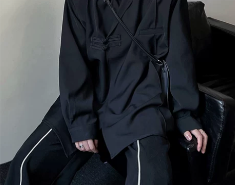 2022秋暗黑设计感新中式盘扣翻领斜开襟小...