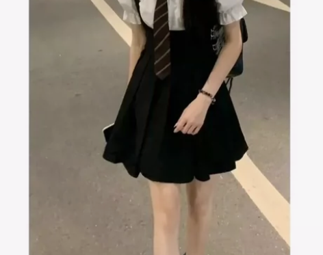 吊带小黑裙背带连衣裙女小个子百褶裙显瘦收腰...