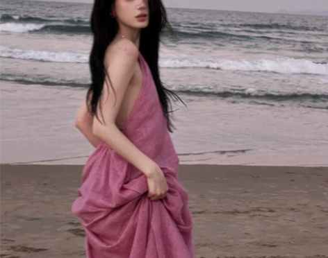 樱田川岛夏季粉色露背挂脖吊带高端精致连衣长...