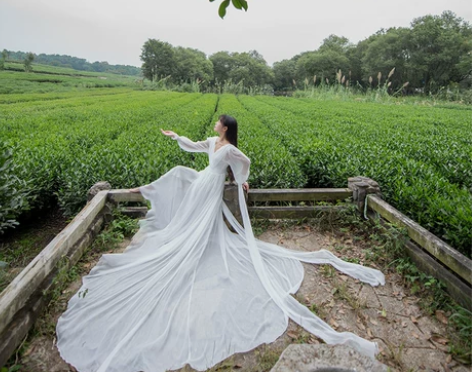 理想三旬青海旅拍民族风雪纺白色露背拖尾灯笼...