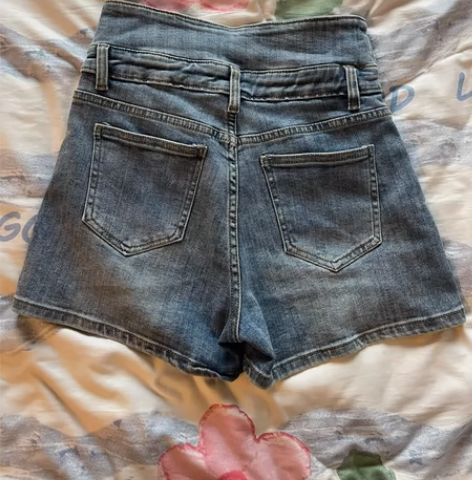 高腰短裤 感兴趣的话点“我想要”和我私聊吧~