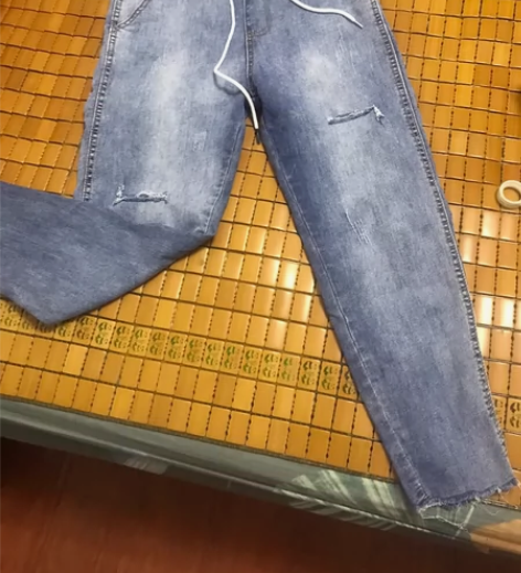 破洞牛仔裤，腰围平铺62，松紧腰最大可拉伸...