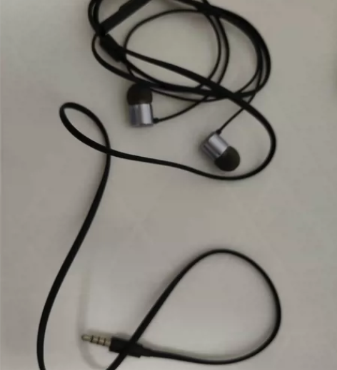 一加耳机,放在一边没用过 感兴趣的话点“我...