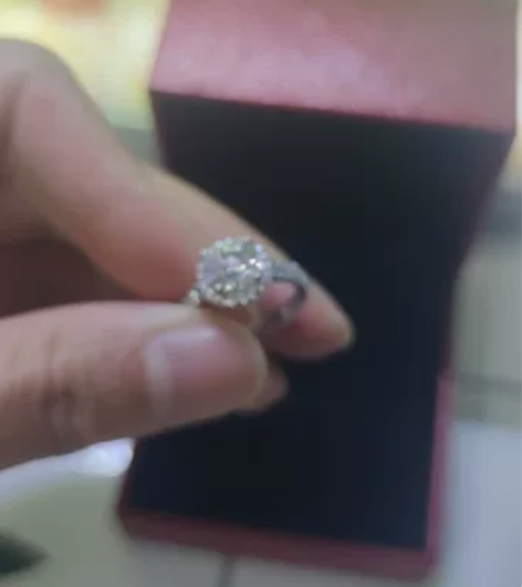 莫泊桑钻戒，买了没戴过 感兴趣的话点“我想...