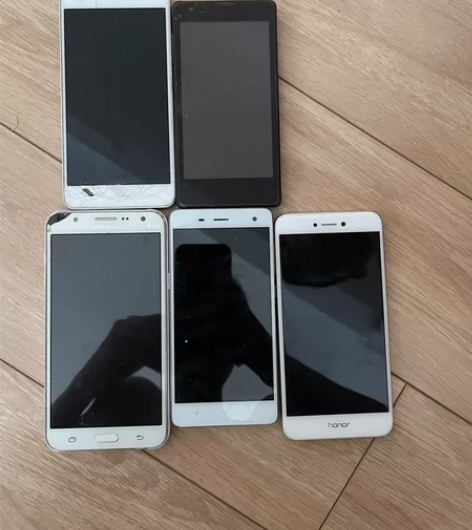 出售老手机5只，有2台小米，2台华为，一台...