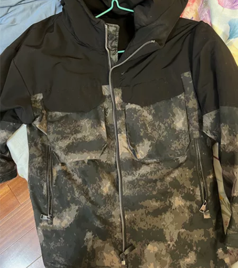 杉杉迷彩拼接羽绒服。XL号码，可以看下尺寸...