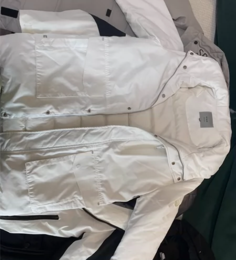 kikc羽绒服，170尺码，全白，几乎全新...