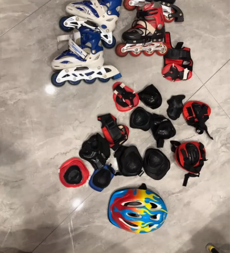 两双旱冰鞋单排轮。蓝色的9成新30-33脚...