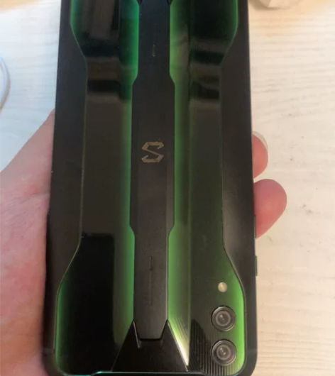 黑鲨二Pro ，屏幕坏了所以便宜出了忘了是...