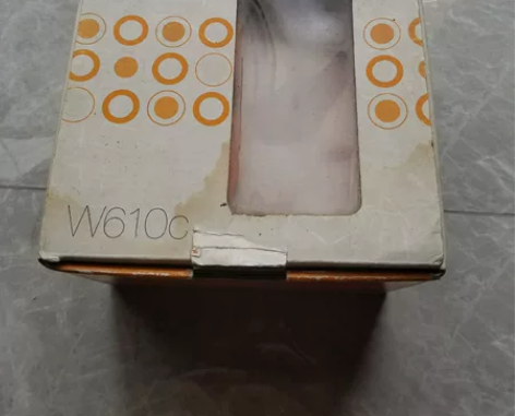 索尼手机W610 箱全，说明书全，一张光碟...