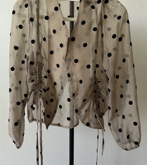 实体店150入 防晒小衫 里面穿个美背即可...